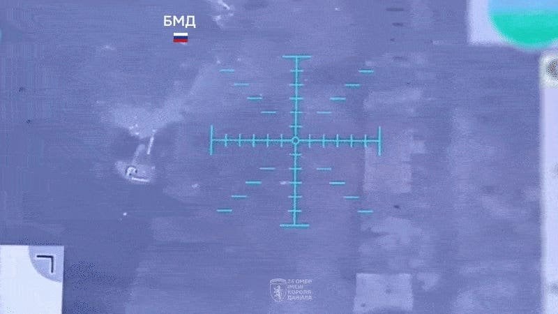 ウクライナのタンクが100フィート離れたところからロシアの戦闘車両を爆破しました
