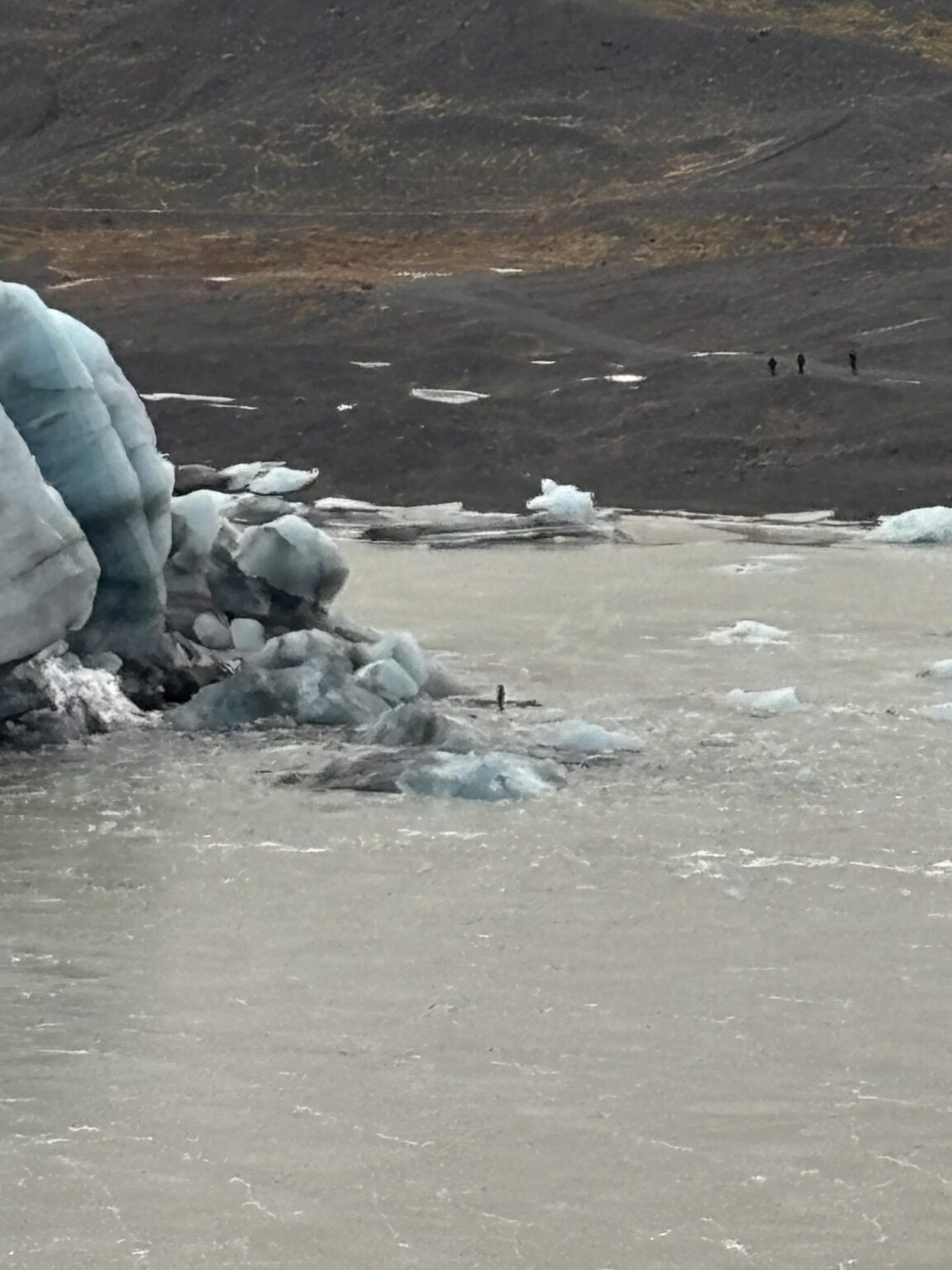 氷河湖の上を歩くのは安全ですか?