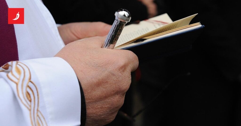 ジュパンヤの覆面男２人が司祭からの祝福の家からお金の入ったバッグを盗んだ