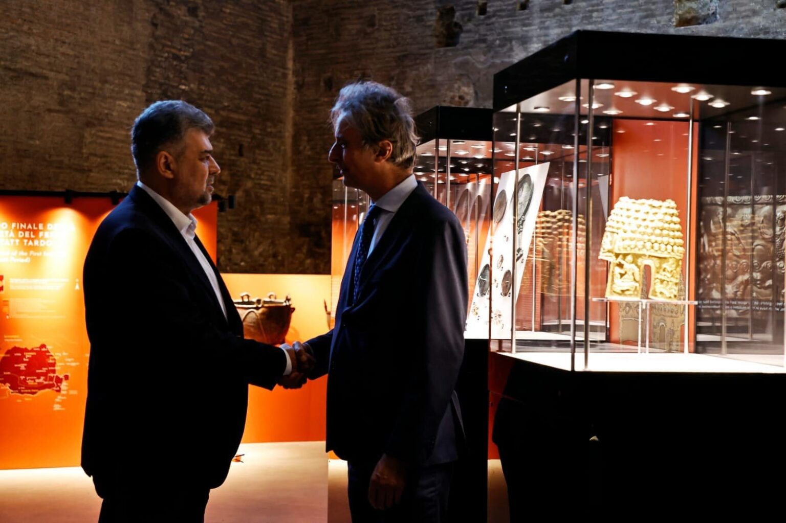 Ciolacuは、ローマの展示「Dacia」を訪れたことを忘れていました。黄金のヘルメットが露出した最後の国境のデラ・ロマニタ」は、現在オランダから盗まれています