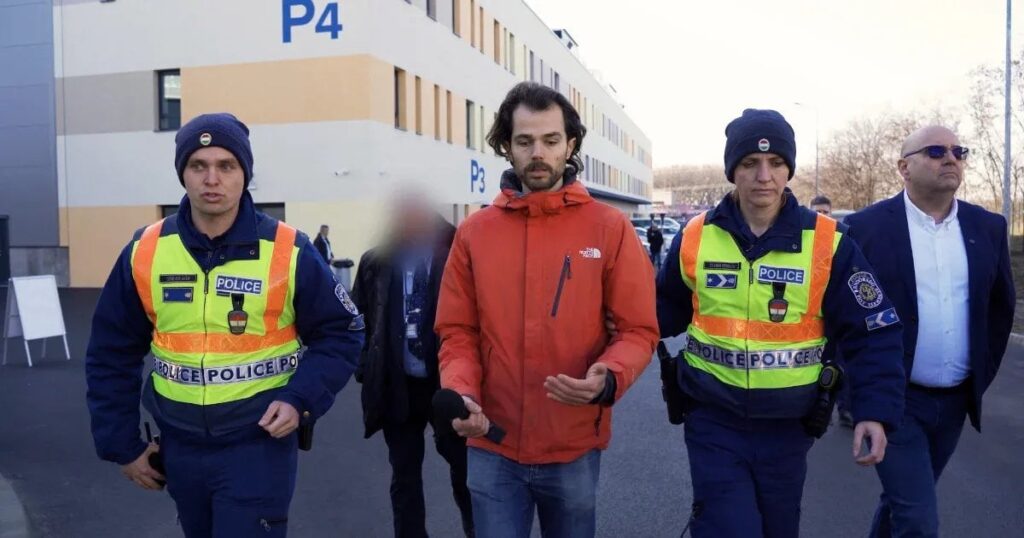 私たちはヴィクトル・オルバンに尋ねたかった、私たちはついに警察に連れ去られた