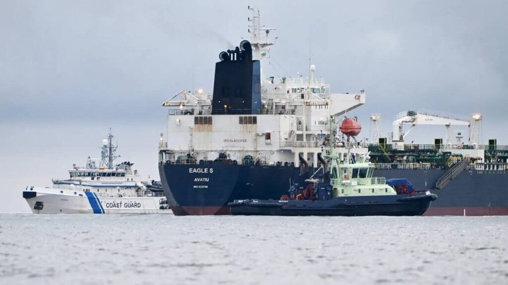 フィンランドとエストニアの軍艦は、サンクトペテルブルクからバルト海への航路の事実上の封鎖を開始した。彼らはすべてのガスタンカーと化学タンカーを拿捕し、タリンとヘルシンキの間の1か所に集めて、制裁違反への関与を調べている。