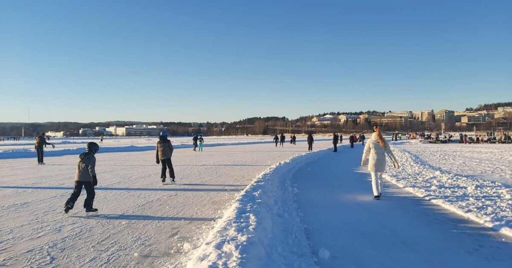 「氷の上では本当に自由な気分になれる」 — 氷点下スポーツは外国人がフィンランドの冬を満喫するのに役立つ