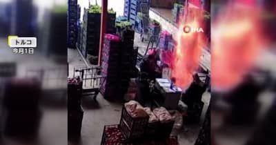 「誰がやったの?」青果市場で突然たき火がドカン！大爆発…スタッフ大パニック　コンクリートの地面熱せられ金属製バケツが爆発か　目撃者「些細なこと」　トルコ