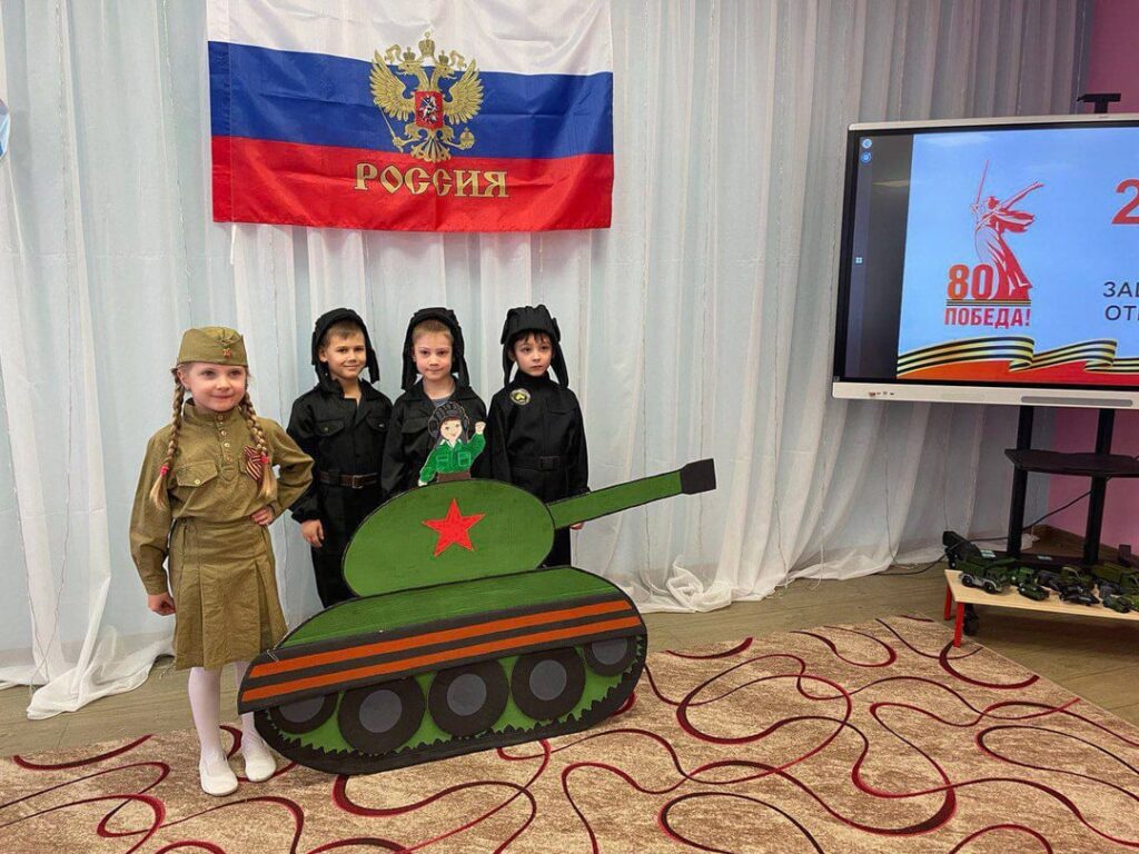ロシア当局、荒廃したマリウポリの子供たちを対象に軍事をテーマにしたプロパガンダ祝賀会を開催