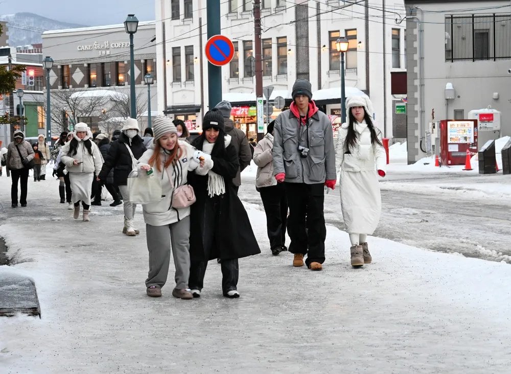 小樽市が始めた、歩道を手作業で除雪する「人力除雪班」。観光客優先なのかと住民は複雑な気持ち
