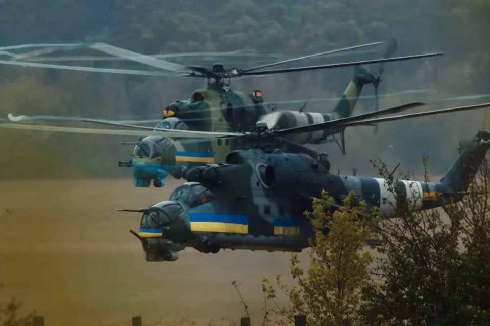 元チェコ軍のMi-24V「ハインド」ヘリコプターガンシップとウクライナ陸軍航空のウクライナのMi-24Pがペアでドネツク州上空を飛行。