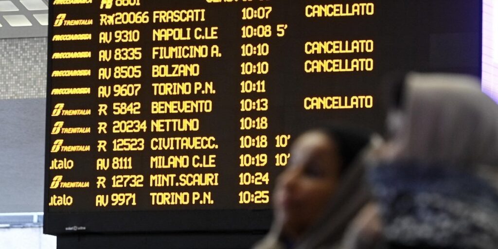 今日、1月10日金曜日、地元の交通機関、鉄道、空港を巻き込んだストライキが計画されている - Il Post