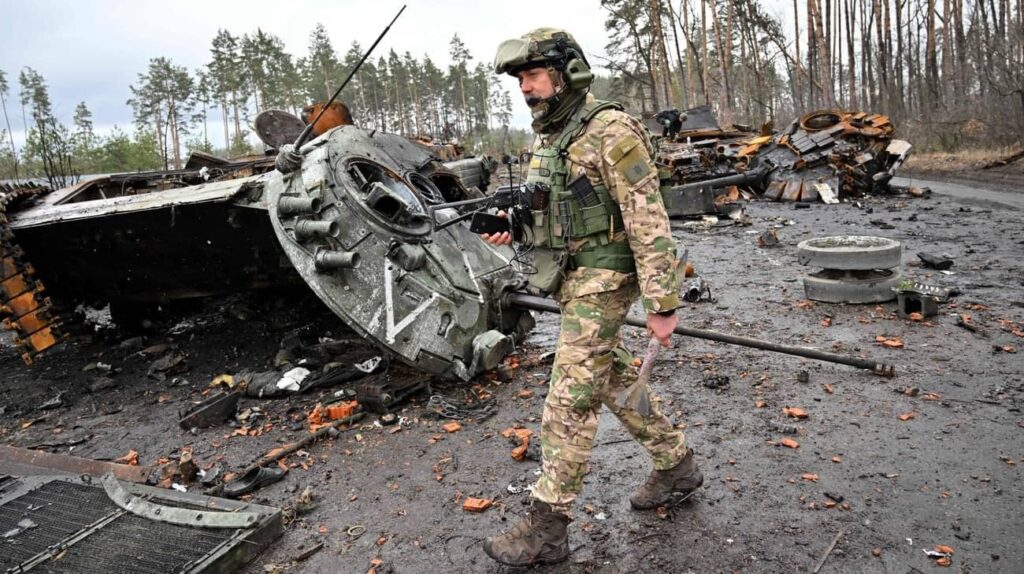 ロシア軍は、おそらく装備品の大幅な損失とソ連の物資の枯渇のため、活発な戦闘地域での装甲車両の使用を削減している – ISW