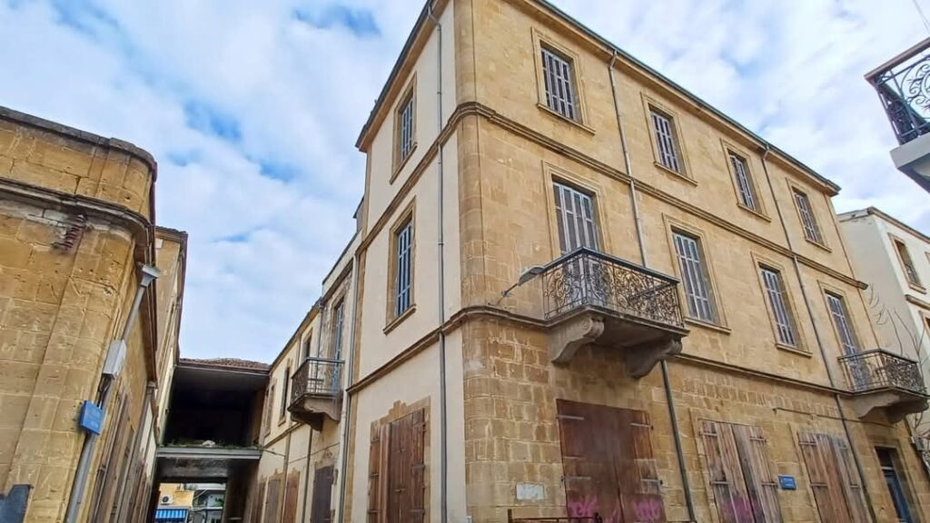 アテネ国立およびカポディストリアン大学は、グリーンラインの隣にあるこの古いニコシアの建物にキプロス支店を開設します