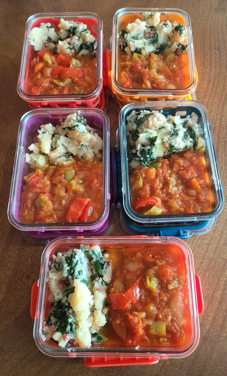 私は昼食を使って世界中の食べ物を探索しています。今週はサタラシュとブリトヴァを作ってみました。