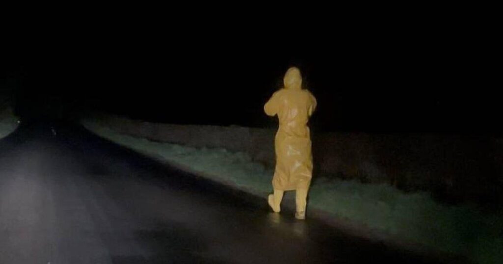 黄色い服を着た見知らぬ人に警察を呼んだ男性を嘲笑される