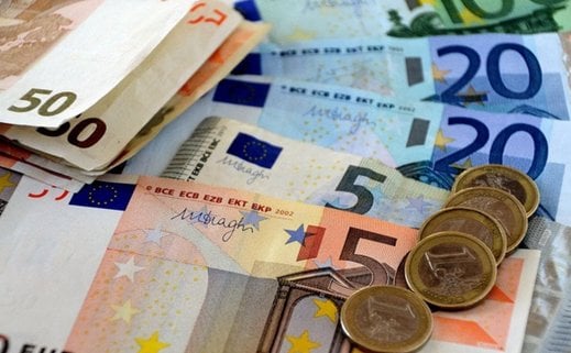 2025 年にはどのような収入と支出の増加が適用されますか?