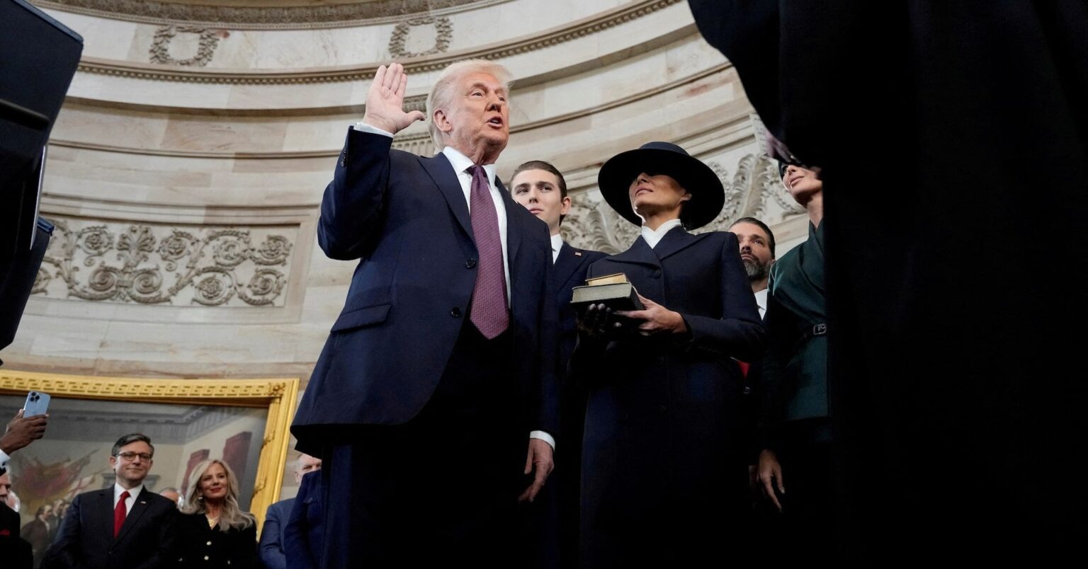 トランプ氏、聖書に手置かず就任宣誓が話題に　検索急上昇