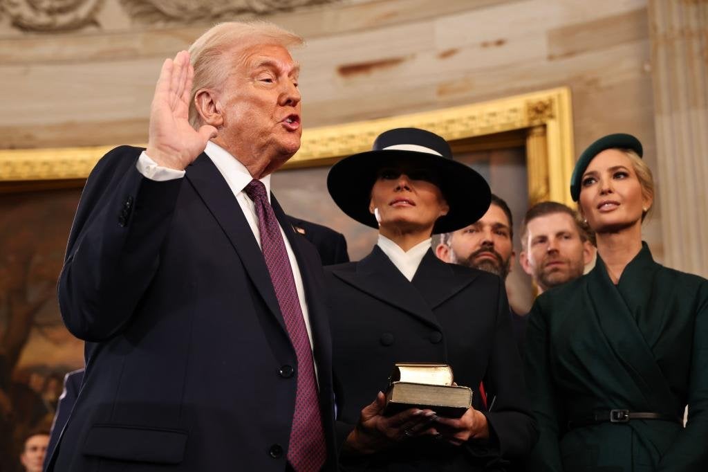 トランプ大統領は就任宣誓のために聖書に手を置かなかった