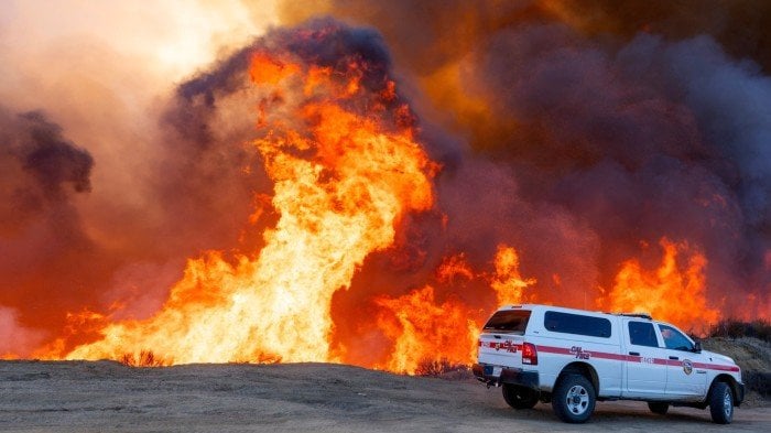カリフォルニア州の山火事は米国史上最大の被害をもたらす可能性があると知事が語る