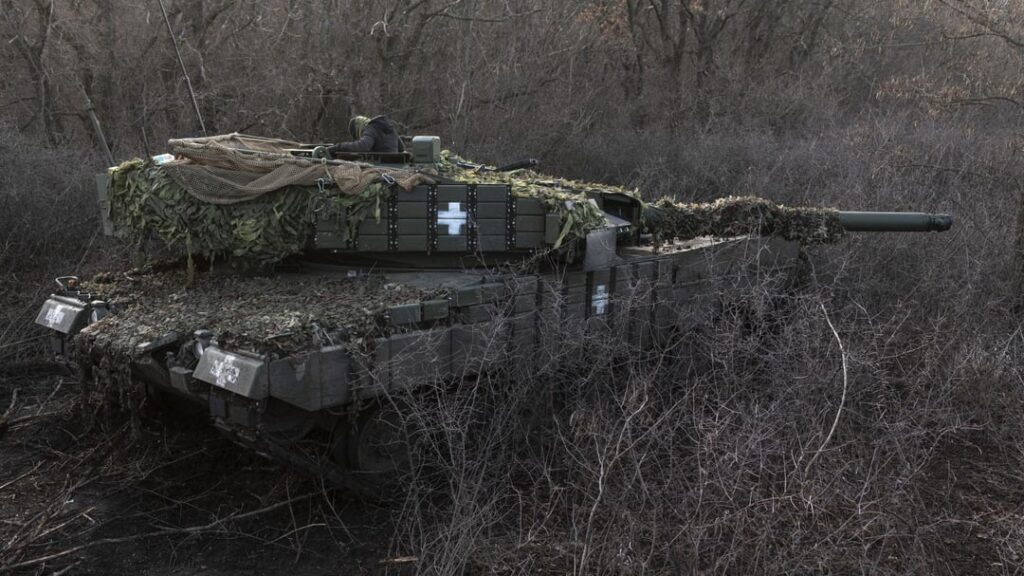 東部戦線のドネツク州ポクロフスク市付近にあるウクライナ軍のレオパルト 2A4 主力戦車 (MBT)。