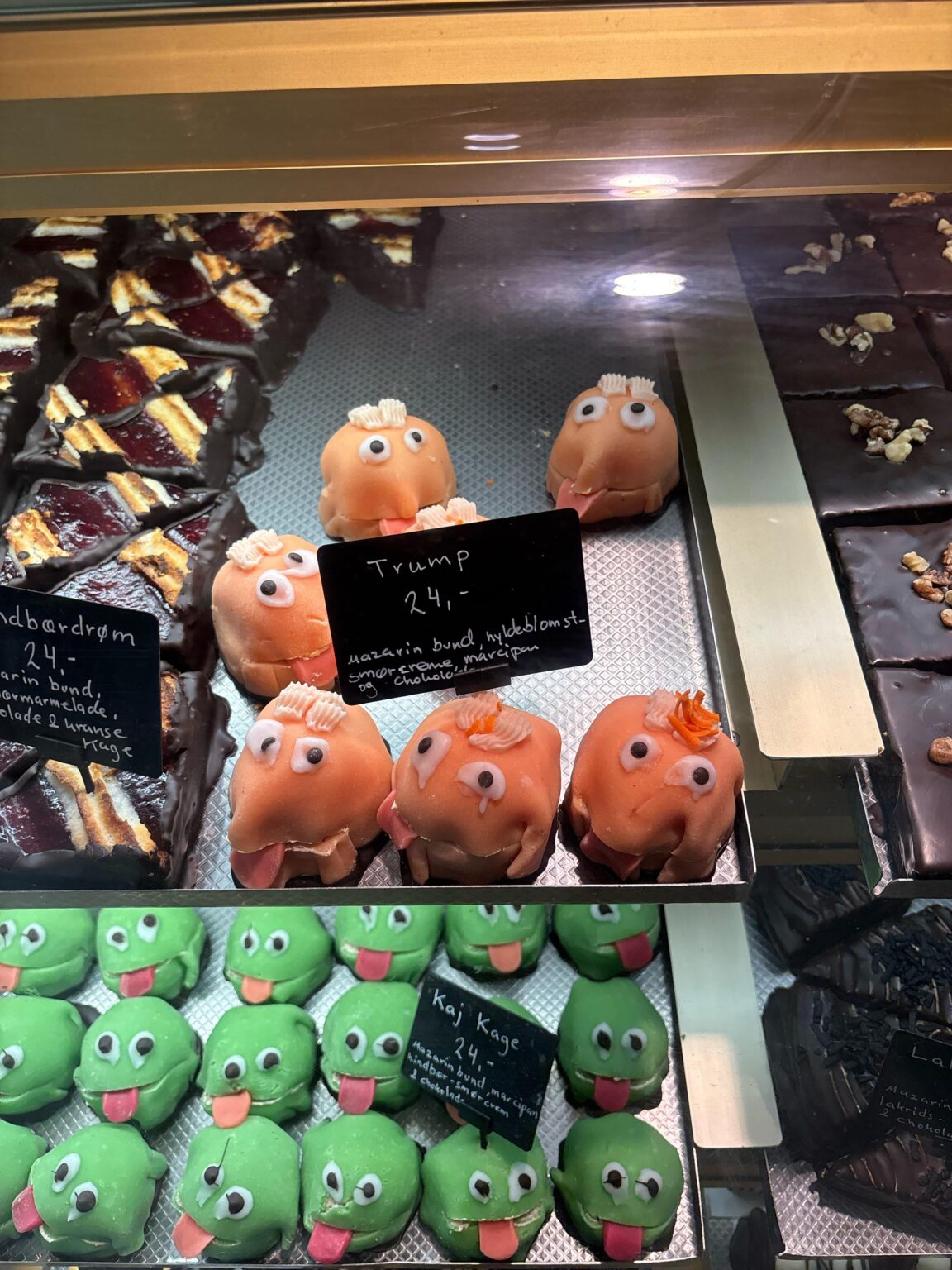 地元のパン屋のトランプケーキ