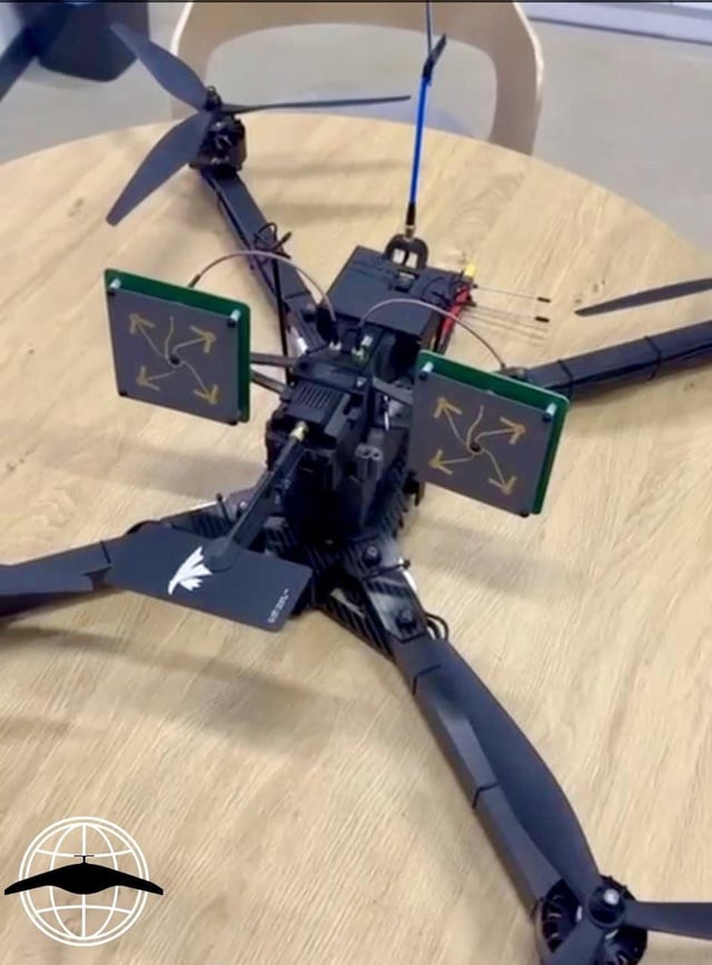アンテナアレイを備えた無線中継器 FPV ドローン - ウクライナ軍向け。両側正方形パッチ アンテナは、「Scream Industries」というウクライナの会社の (5.8GHz ビデオ信号) 用です。
