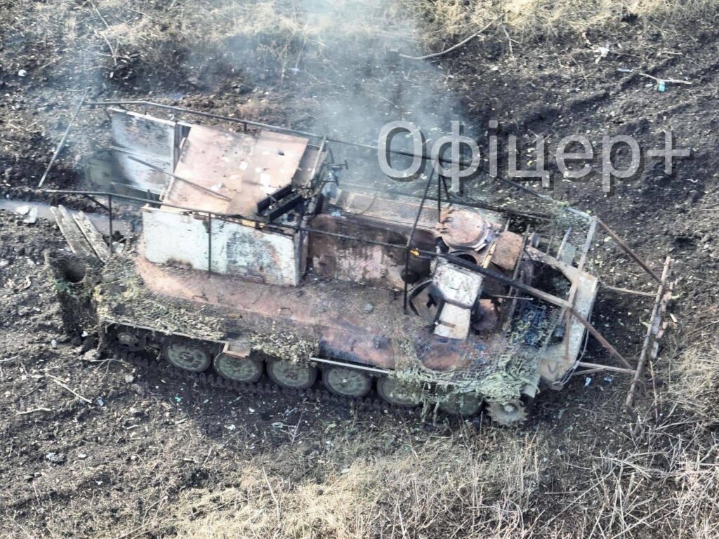 東部前線のドネツク州クラホフ市近くのゼレニフカ村で破壊されたロシアのMT-LB装甲兵員輸送車（APC）。