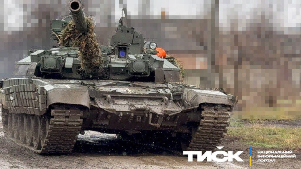 ウクライナ軍のロシア製 T-90A 'obr.2005' 主力戦車 (MBT) を鹵獲しました。サイドスカートはKontakt-1 ERA付きのものに変更され、砲塔前面にはゴムパネルが追加されました。