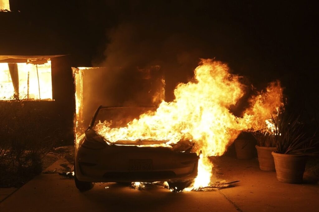 燃えたテスラ車、ロス山火事で被災地復興の妨げに－残がいに有害物質