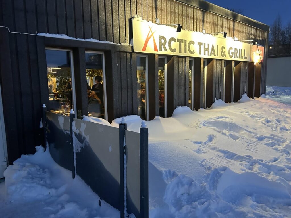 レストラン「Arctic Thai & Grill」の外でスノーダックのパレードをした人がいた