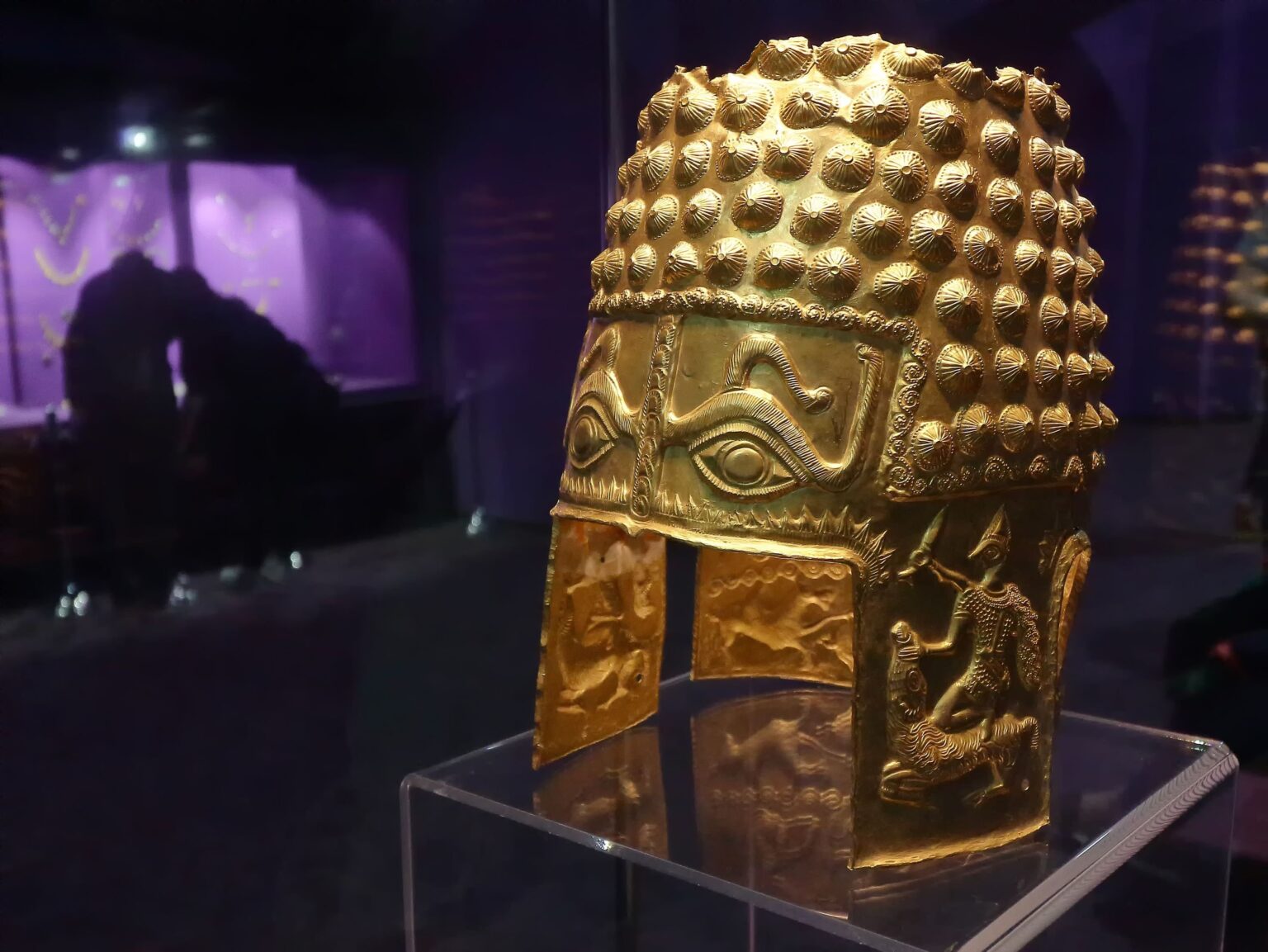 コオフェネシュティの金色のヘルメットの物語。ほぼ100年前に数人の子供たちに発見されました。鶏用のウォーターとして使用され、その後、ベッドの屋根に投げられました。