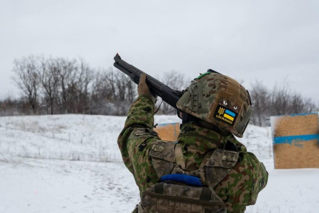 ウクライナの歩兵はドローンに対して散弾銃を使用する訓練を受けている。 2025年1月