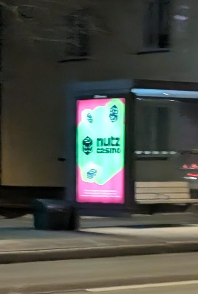 エストニアではカジノの街頭宣伝は禁止されているのかと思っていました。それともタリンはそんなに財政的に困っているのでしょうか？