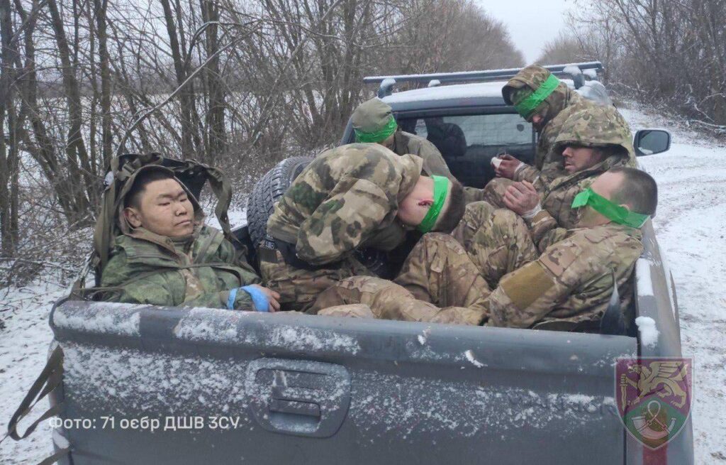 ヴォフチャンスク方向への別の敵の攻撃は、第71別猟兵旅団とウクライナ国境警備隊によって阻止された。ロシア兵6名が捕虜となった。 2025年1月 ヴォフチャンスク方向への別の敵の攻撃は、第71別猟兵旅団とウクライナ国境警備隊によって阻止された。ロシア兵6名が捕虜となった。 2025年1月