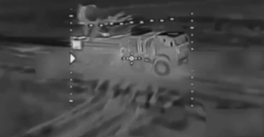ウクライナは、ロシアの後方攻撃が可能な海上「ドローン運搬船」の使用を開始した。新しい映像は、ウクライナが最前線から85キロ離れた占領下のヘルソン地域の海岸線でロシアのパンツィルS1ミサイルシステムを破壊するために海洋「ドローンキャリア」を使用したことを確認した。