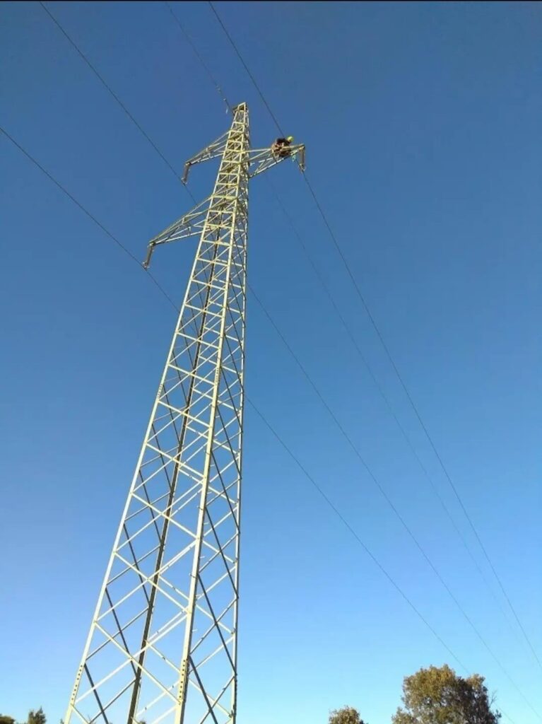 パグ島の柱から塩を拭き取る作業員