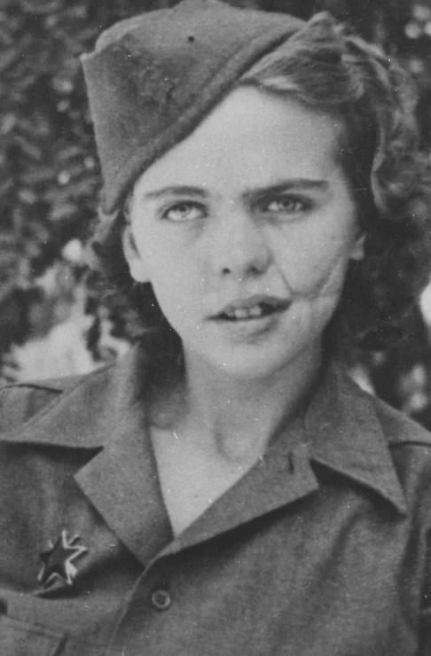 スロベニアの反ナチ党員アルビナ・マリ・ホチェヴァルさんは、地雷の爆発により17歳のときに2回負傷し、18歳になった3日後にも負傷した。彼女は短期間看護師として働きましたが、自分の立場に不満を持ち、それが生み出すフラストレーションのあまりすすり泣きました。 1940年代