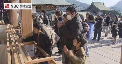 「家族元気に仲良く過ごせたら」「健康が1番」「おっぱい触りたい」今年の願いごと 聞いてみました　長崎市の諏訪神社 初詣客で賑わう