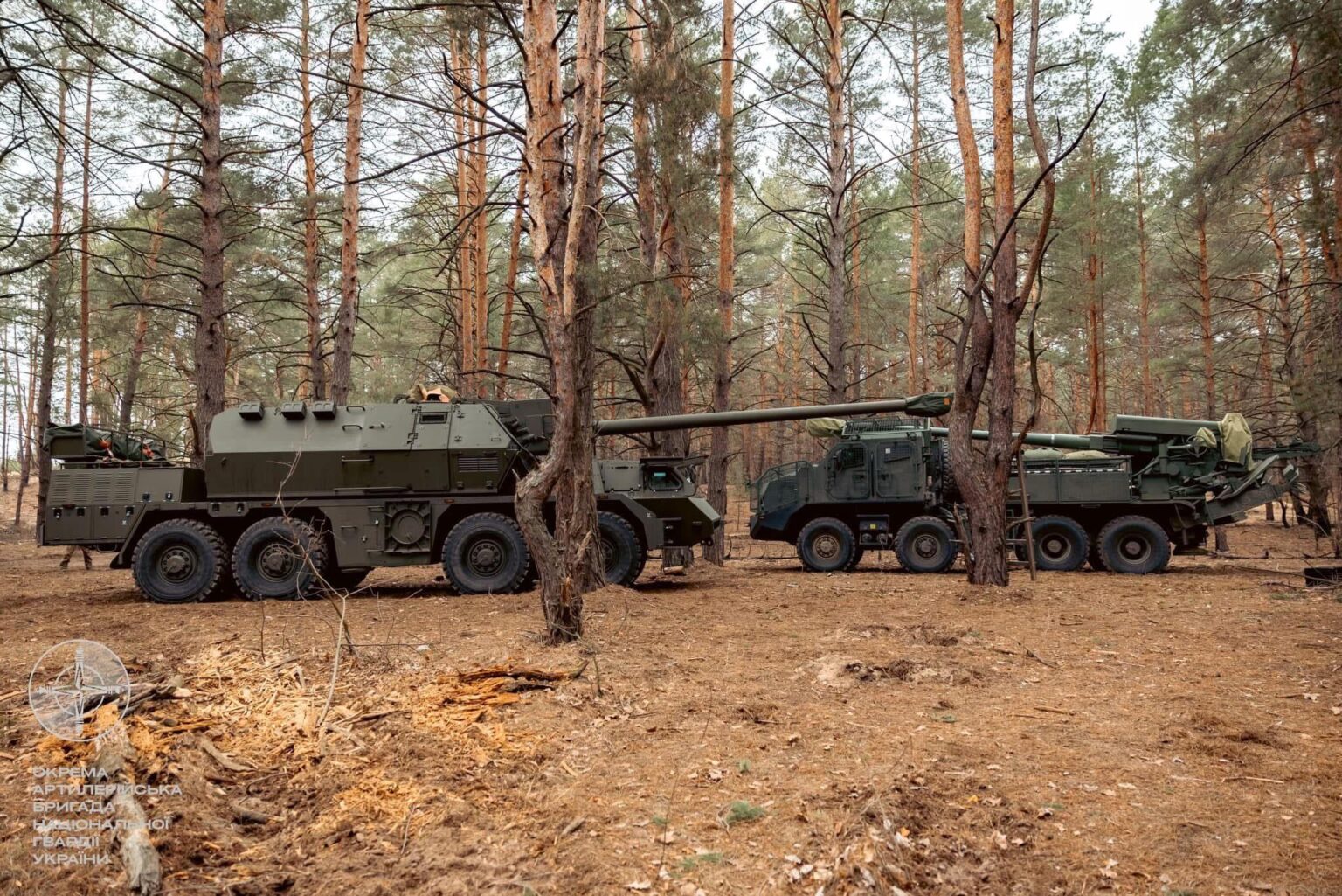 ウクライナ国家警備隊の砲兵旅団所属のスロバキア製「ズザナ 2」(155mm) 自走榴弾砲 (SPH) と 2S22 ボーダナ (155mm) SPH。
