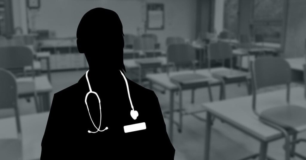 性的虐待の疑いで学校看護師が起訴 - 生徒にディルドを口に入れるよう促した