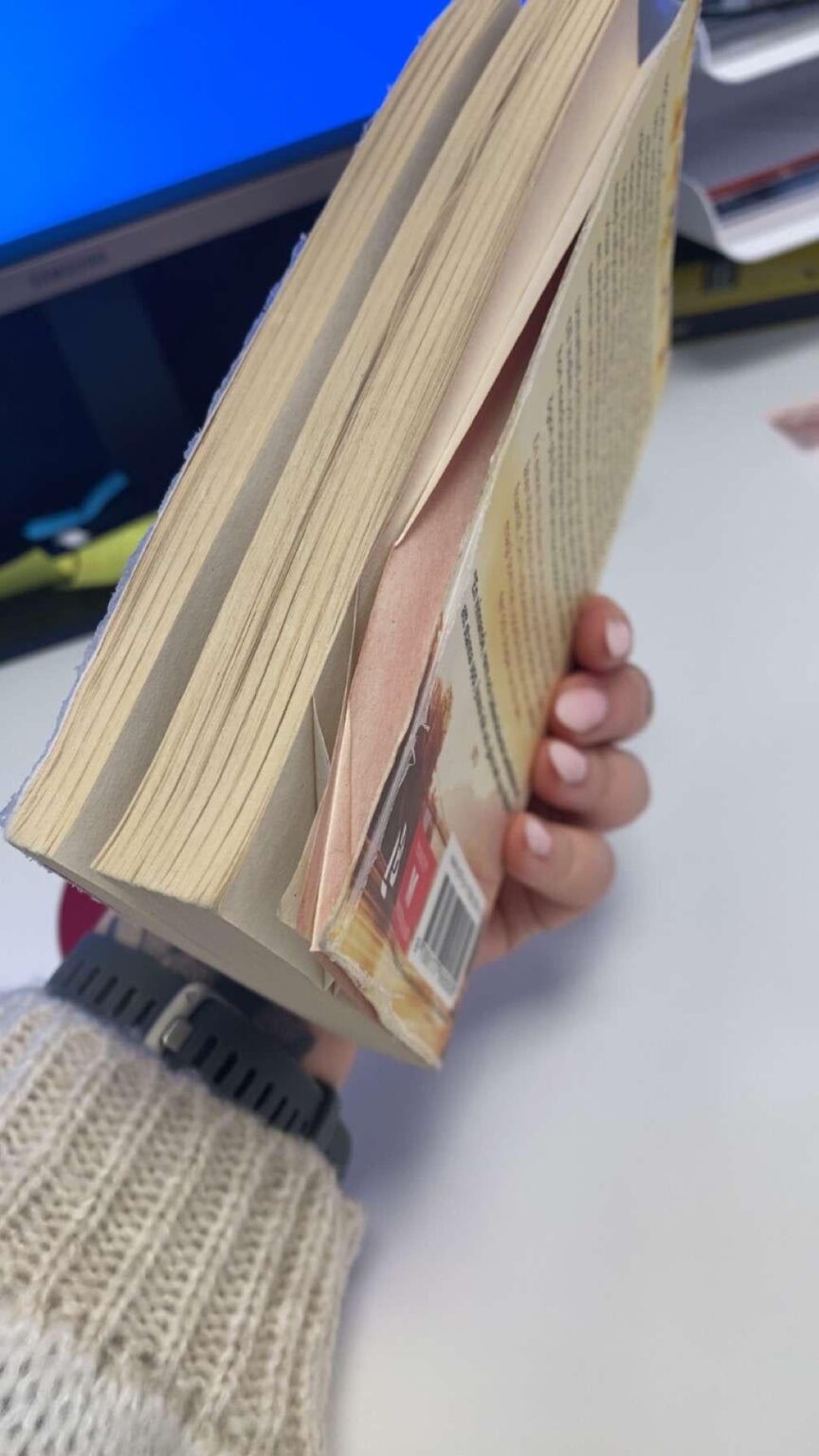 私のパートナーは彼のお気に入りの本を彼の上司に貸し出しました