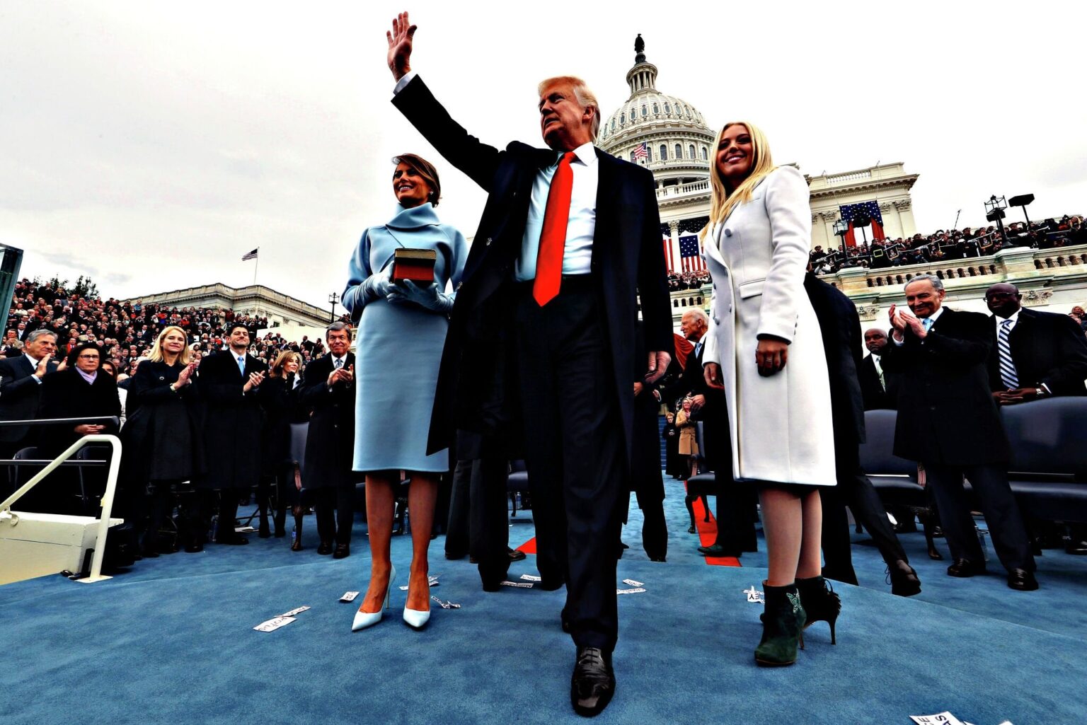 トランプの最初の嘘は就任宣誓だった