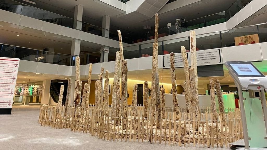 50万個のタバコの吸い殻で作られたカビの生えた芸術作品がユトレヒト市庁舎を「飾る」