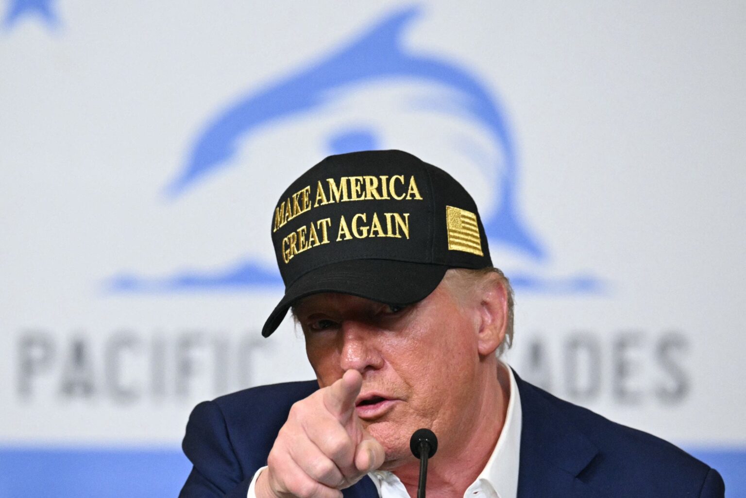 ドナルド・トランプ大統領、監察長官粛清疑惑で反発に直面
