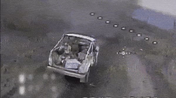 ウクライナのロシア軍にとって、今ではコンパクトな車で戦いに乗るのは普通です