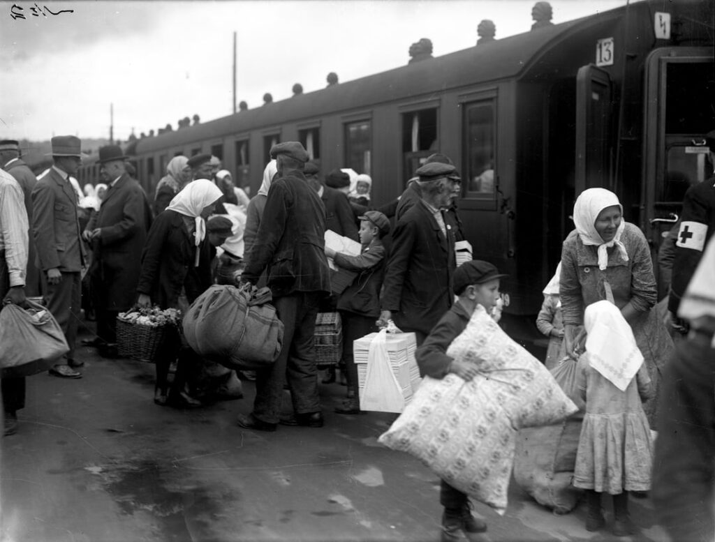 1929 年 8 月 2 日、列車でヨンショーピング駅に到着したスウェーデン人の村人たち。
