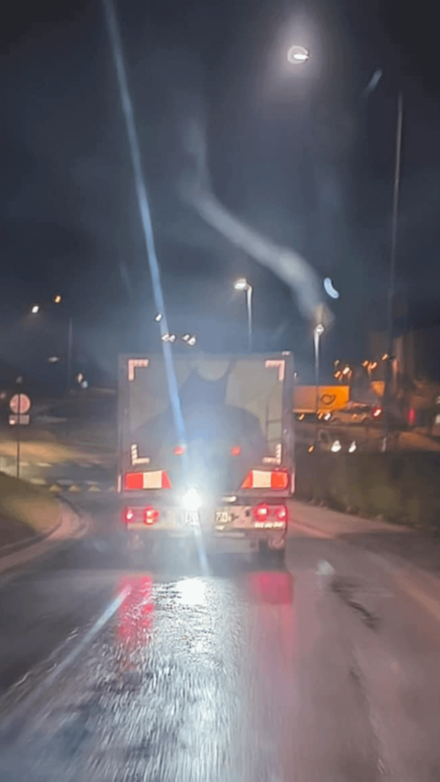 それはまったく合法ですか？彼の後ろを運転することは非常に邪魔されました...