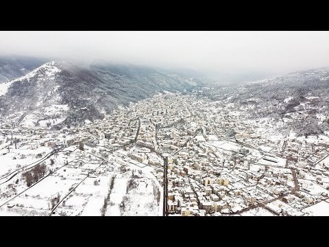雪に覆われたフロリナを上から... (雪に覆われたフロリナの航空ビデオ映像)