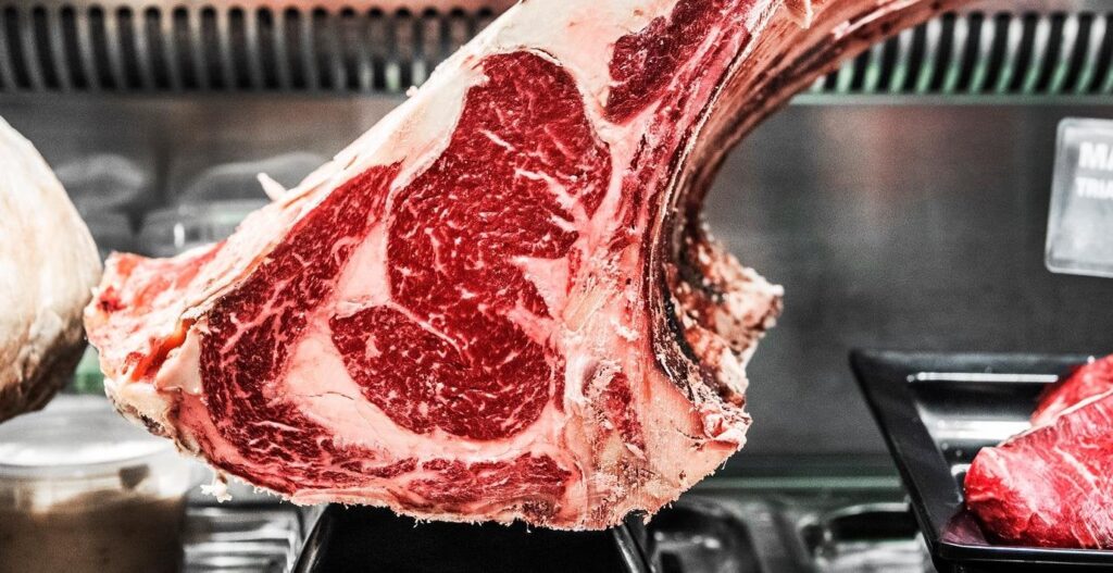 75歳男性が肉片で殴られる