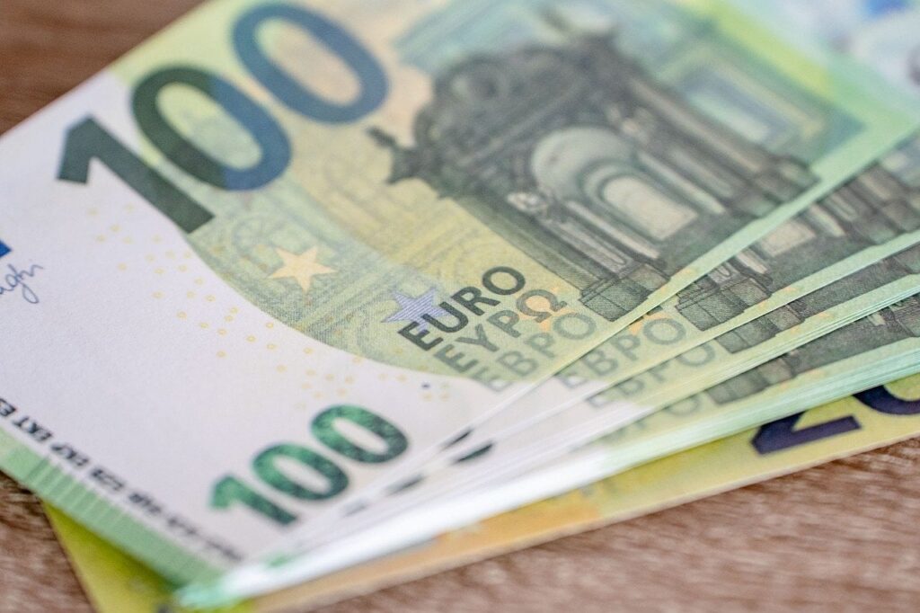 最低賃金の引き上げ - 雇用主は最低賃金を適用しますか?