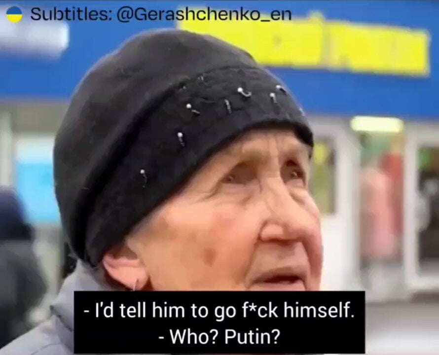 「私なら彼に言います [Putin] 自分自身を性交するために。私はあの戦争を生き抜いたので、当時どれほどお腹が空いていたか知っています。そして今、私もお腹が空いています！ロシア人はあらゆるものを恐れている。ロシア人は話すのが怖いのです」とロシア人のおばあちゃんは言うが、残念ながら彼女のように考えるロシア人は多くない。