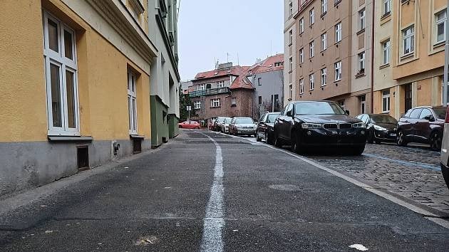 長年の論争の後、歩行者はチャンスを得て、車は道路に戻りました。ホルニ通りの住民30人以上が包括的な警告を送りましたが、市庁舎はこれに対処しませんでした。 「2年ぶりに終焉を迎えることができてうれしく思います」