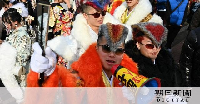 ど派手衣装「不動明王のような大人に」 北九州で二十歳の記念式典